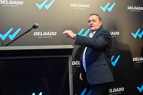 Álvaro Delgado en su comando de campaña.